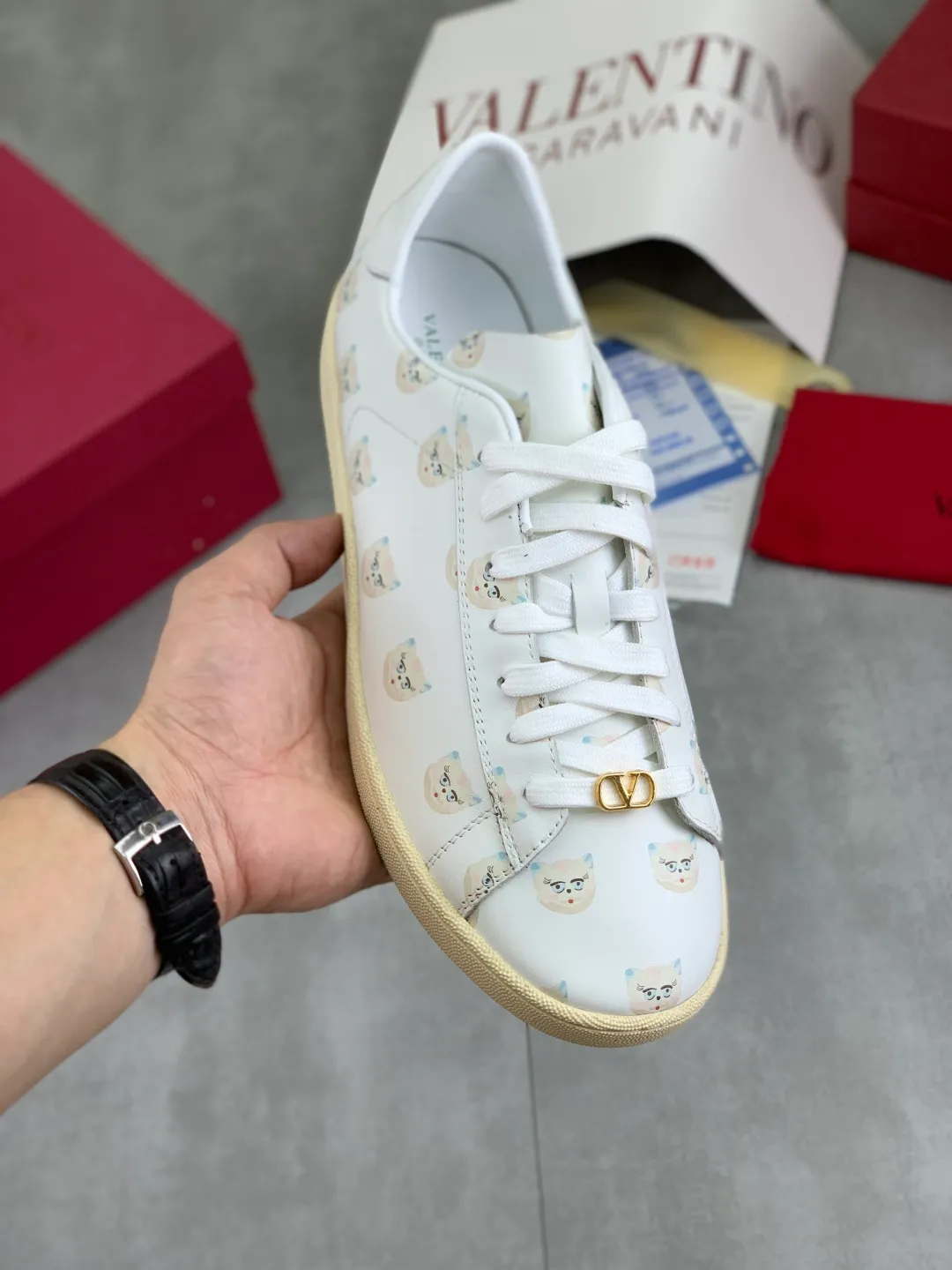 Men's men's shoes 💰P520 New style 💰 Top version Valentino Valentino 25/ Royco series Cherry 🍒Couple style Casual sneakers White shoes Original purchase and development Production Classic and timeless low-top sneakers outline a lazy silhouette, supplemented by low-key and restrained brand details, evolved into a must-have item in the wardrobe, comfortable and versatile!  ✔️Fabric: Original customized first-layer cowhide ✔️Inner lining: Imported breathable sheep lining ✔️Sole: Original molded anti-slip rubber material ✔️Size: 38-45